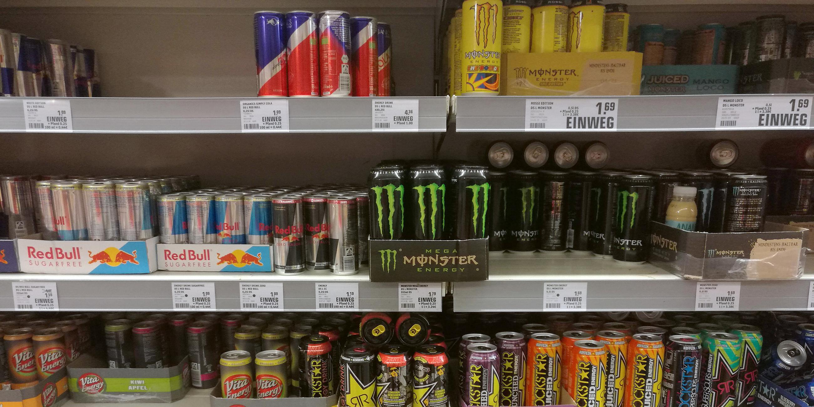 In einem Supermarkt in Deutschland stehen Energydrinks unterschiedlicher Marken