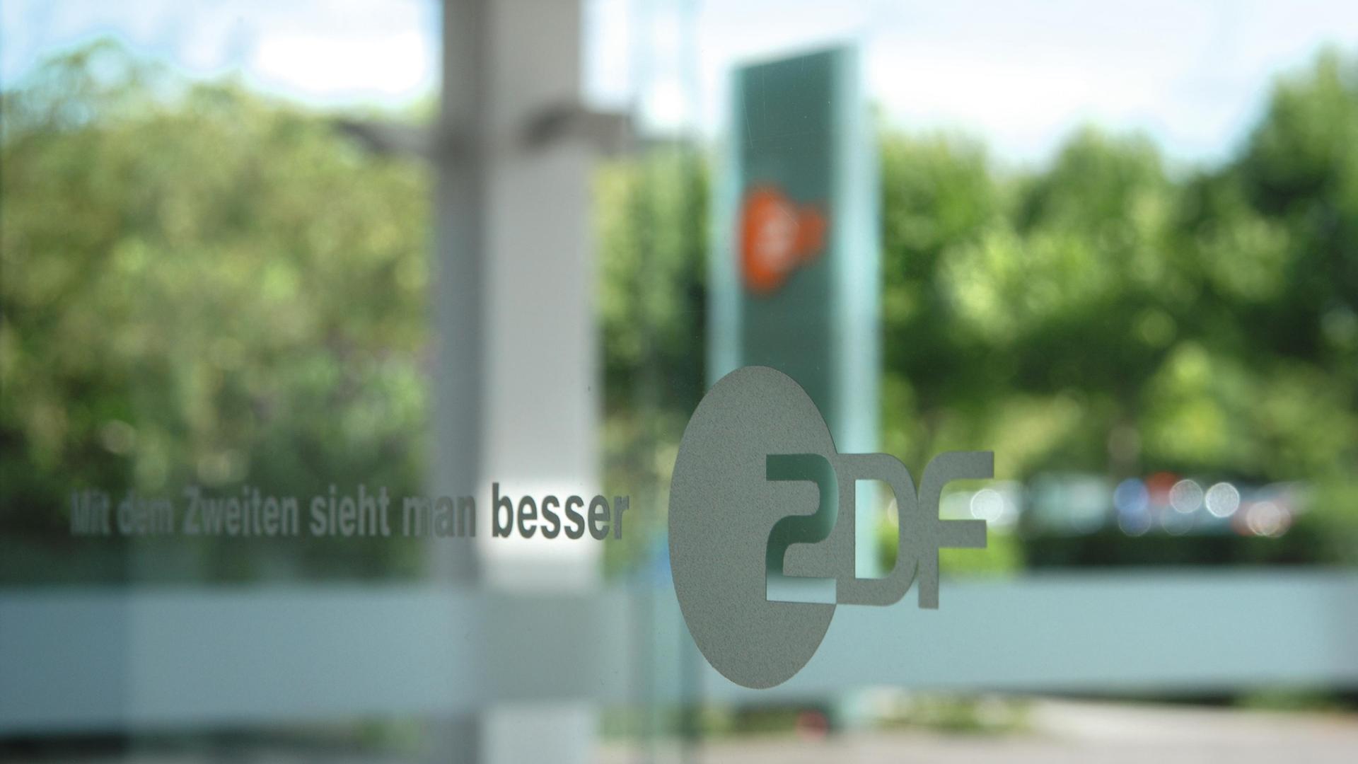 Milchglasscheibe mit ZDF-Logo
