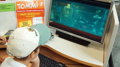 Kinder in Biblithek vor Rechner testet Computerspiel für Kinderspoftwarepreis Tommi