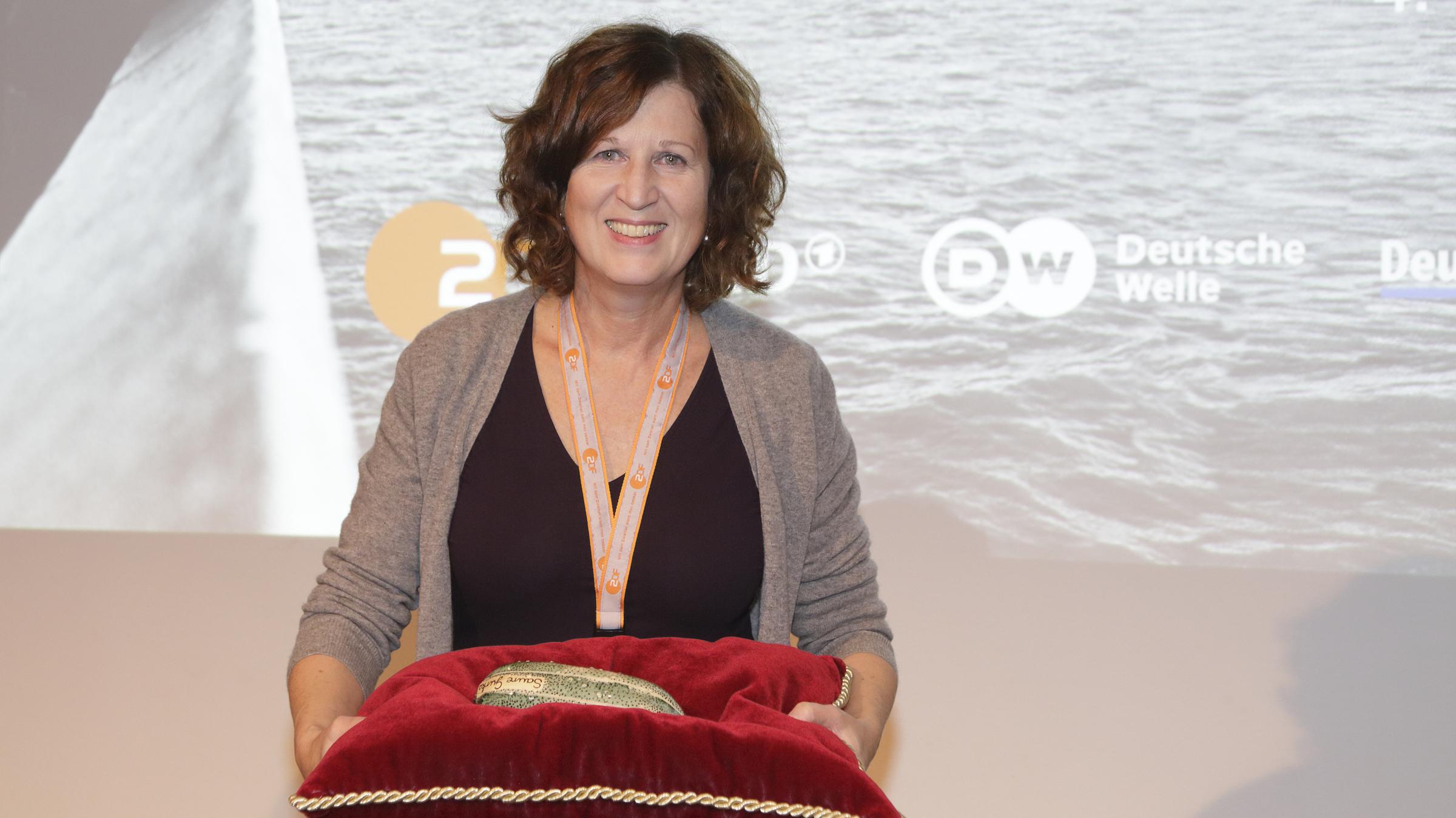 Brigitte Häring nimmt die "Saure Gurke" 2016 entgegen.