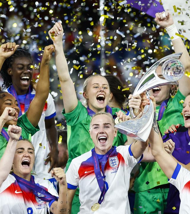 Die englische Mannschaft streckt den EM-Pokal in die Höhe