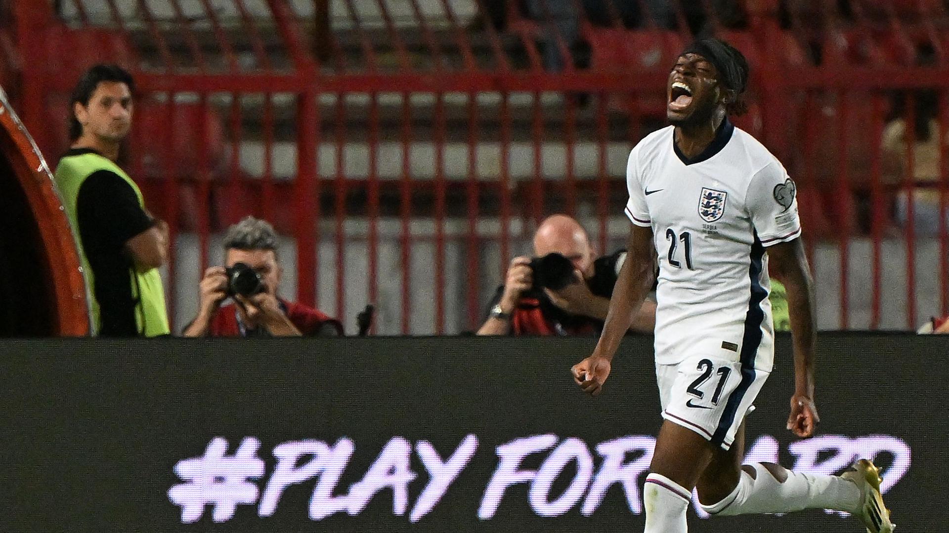 Englands Noni Madueke bejubelt einen Treffer gegen Serbien