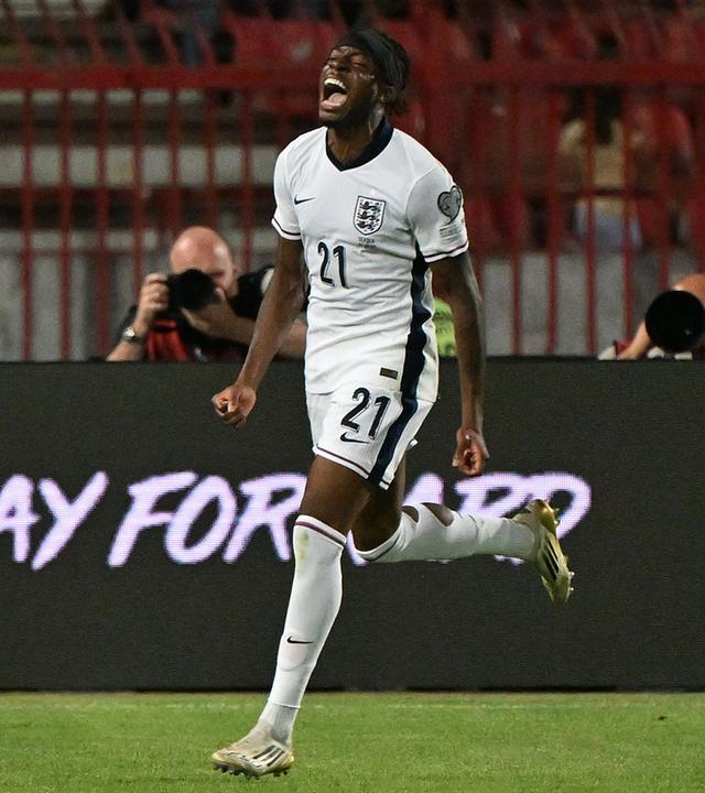 Englands Noni Madueke bejubelt einen Treffer gegen Serbien