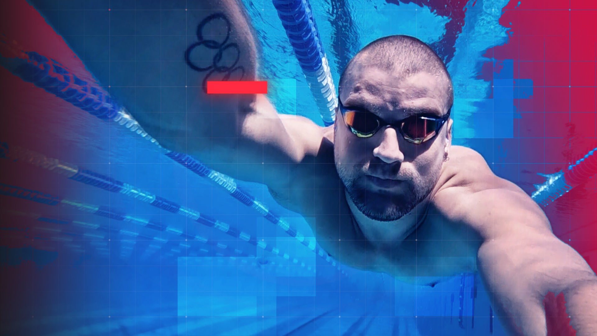 Unterwasseraufnahme des Schwimmers Marius Kusch im Becken während des Trainings. Der ehemalige Olympia-Sportler trägt eine Schwimmbrille und streckt den Arm nach vorn in Richtung Kamera. Auf dem Oberarm ist ein Tattoo mit olympischen Ringen zu sehen. Im Hintergrund verlaufen die Leinenbahnen des Pools, das Bild ist in kräftigen Blau- und Magentatönen gestaltet, zudem ist ein grafisches Raster-Overlay sichtbar.