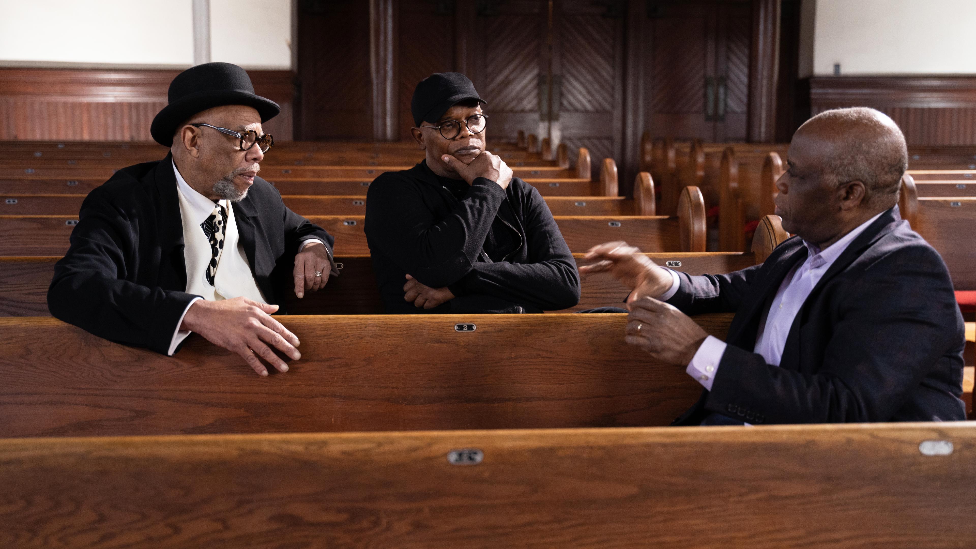 Samuel L. Jackson spricht mit den Musikern Clark White und Paul Kwami ein altes Sklavenlied, das auf den Baumwollfeldern gesungen wurde. 