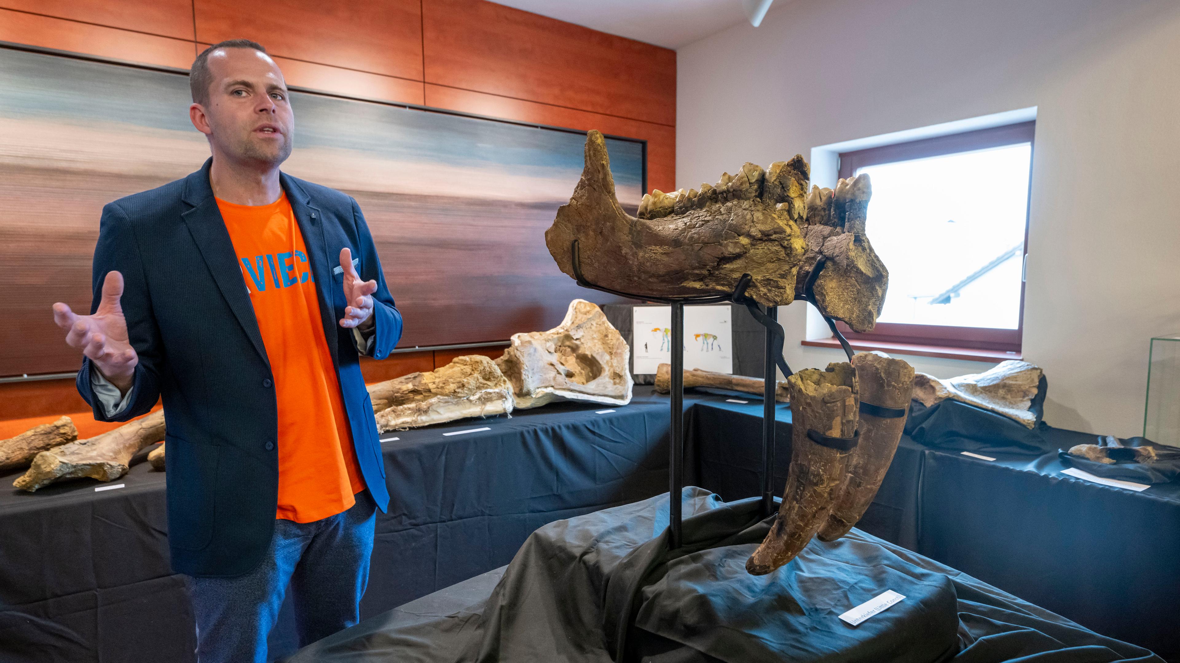 Peter Kapustin, Museumsleiter des Urzeitmuseum, erklärt im Rathaus Taufkirchen an der Vils, die diversen Funde zur Entdeckung eines Urelefanten-Friedhofs im Landkreis Erding am 15.04.2024.
