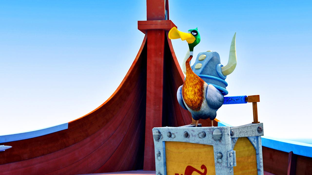 Eine Ente trägt Halvars Helm auf dem Rücken. Sie steht auf einer Kiste an Bord.