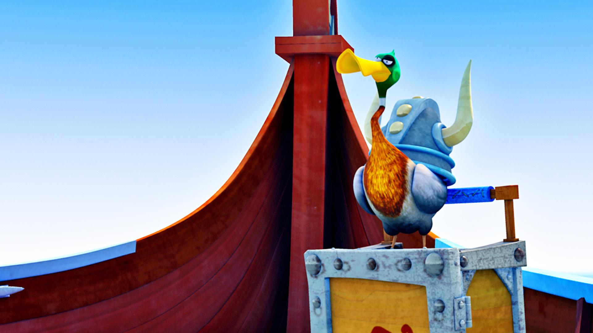 Eine Ente trägt Halvars Helm auf dem Rücken. Sie steht auf einer Kiste an Bord.