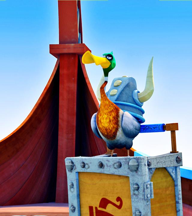 Eine Ente trägt Halvars Helm auf dem Rücken. Sie steht auf einer Kiste an Bord.