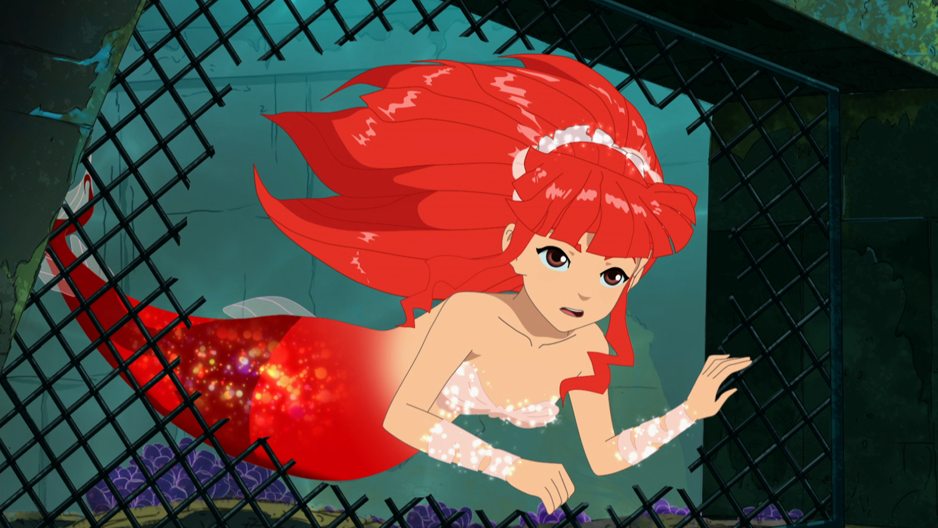 Rikki schwimmt durch ein kaputtes Eisengitter.