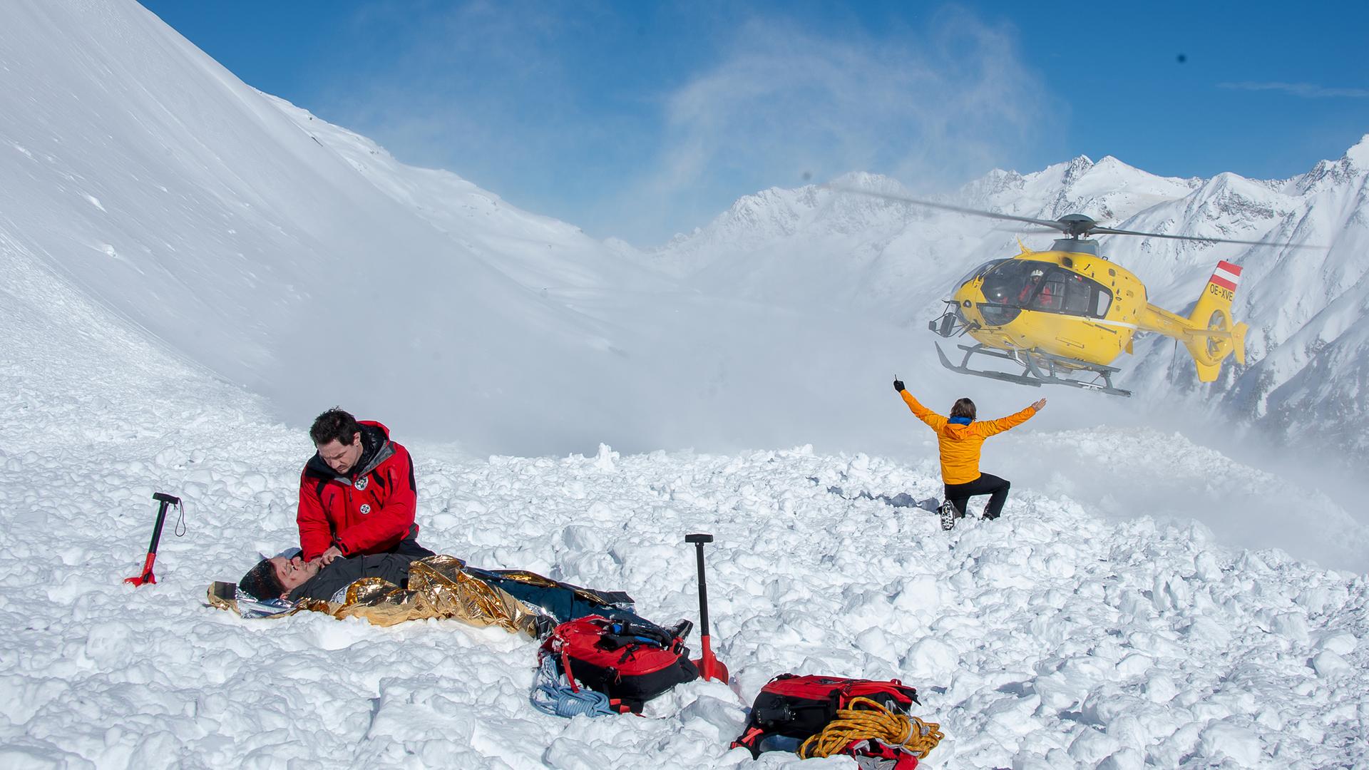 Markus (Sebastian Ströbel, r.), der schwer verletzte Hanno Bach (Nils Schulz, liegend) und Tobias (Markus Brandl, l.)