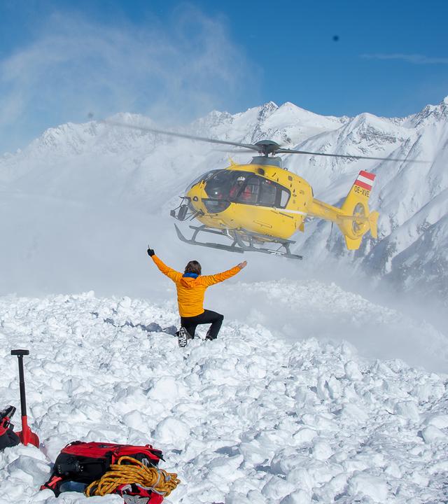 Markus (Sebastian Ströbel, r.), der schwer verletzte Hanno Bach (Nils Schulz, liegend) und Tobias (Markus Brandl, l.)