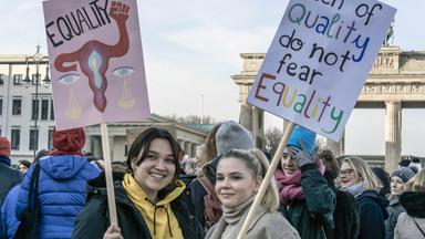 Frauen demonstrieren für gleichen Lohn. Sie tragen Schilder mit dem text: Equality
