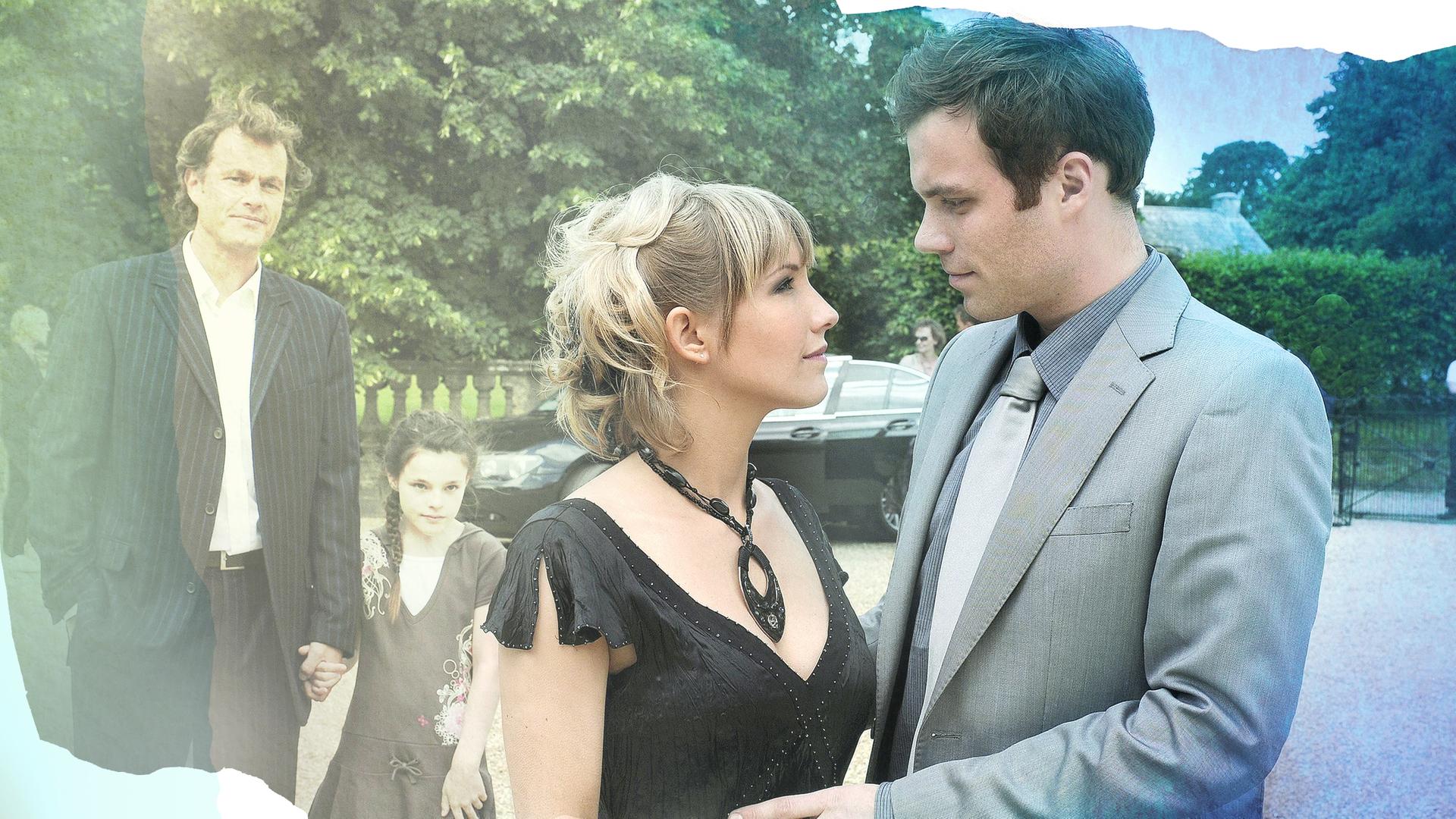 Zusammen mit David (Bernhard Piesk) steht Antonia (Maxi Warwel) auf einer Zufahrt. David hat den Arm um sie gelegt und schaut ihr in die Augen. Im Hintergrund stehen Harold (Joachim Kretzer) und seine Tochter (Giulia Karkhoff) und beobachten die beiden.