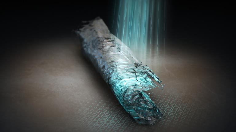 Virtuelle Darstellung einer teils beschädigten Schriftrolle, auf die blaues Laserlicht fällt.