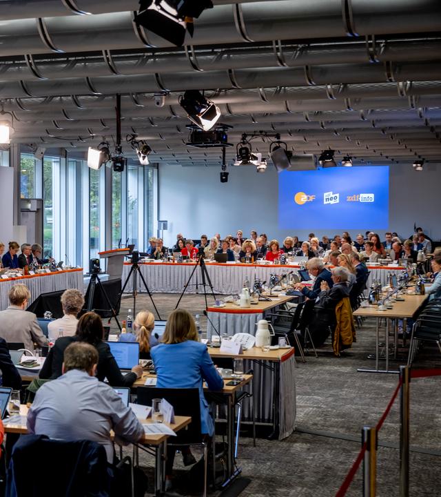 Weitwinkelaufnahme: Ein Sitzungssaal mit vielen anwesenden Mitgliedern des ZDF-Fernsehrats, ausgestattet mit Mikrofonen und Unterlagen auf den Tischen. Das Archivbild dokumentiert eine typische Sitzungssituation des Gremiums.