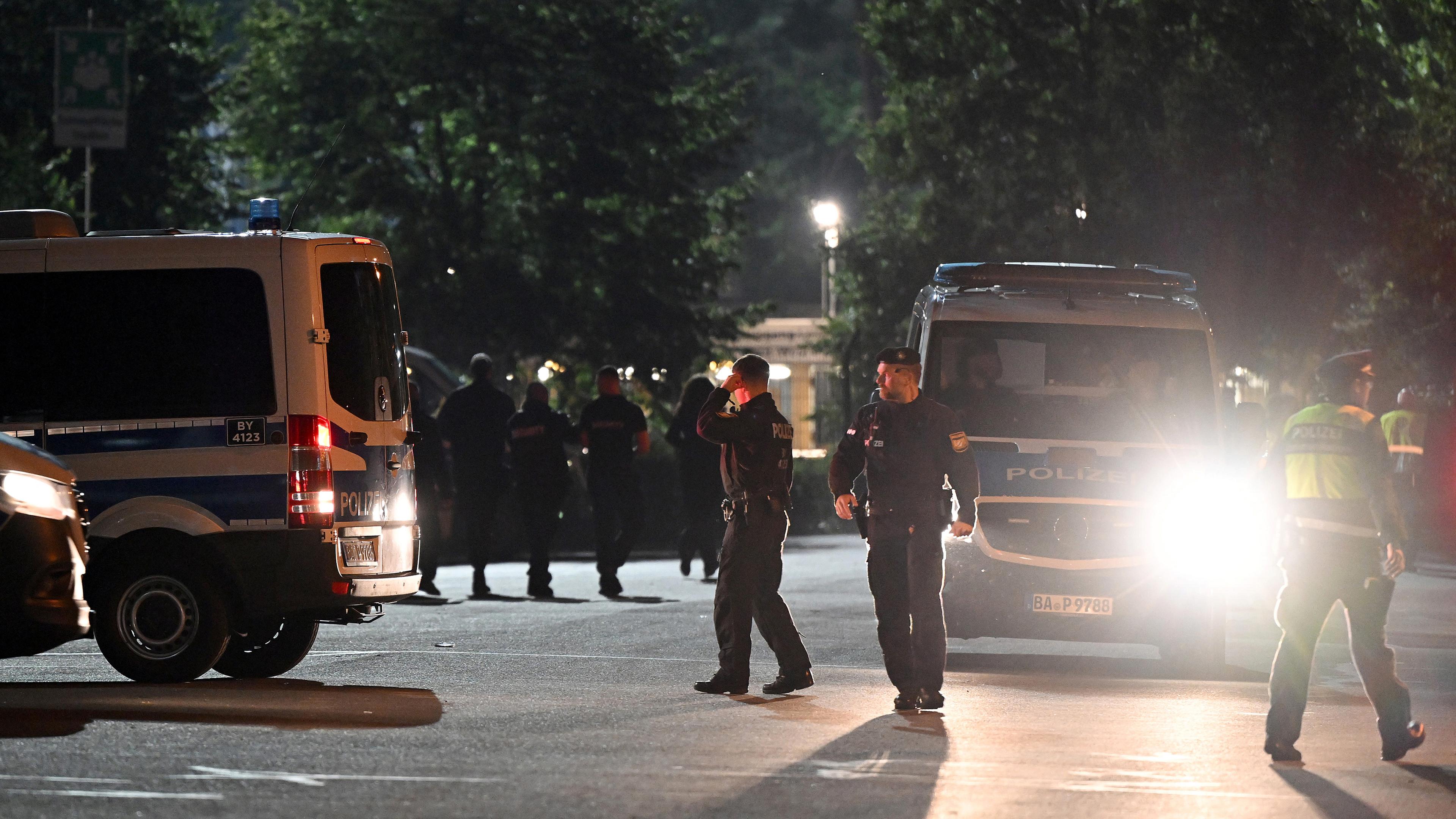 Einsatzkräfte der Polizei sichern eine Straße neben dem Stadion am 04.06.2024 in Nürnberg
