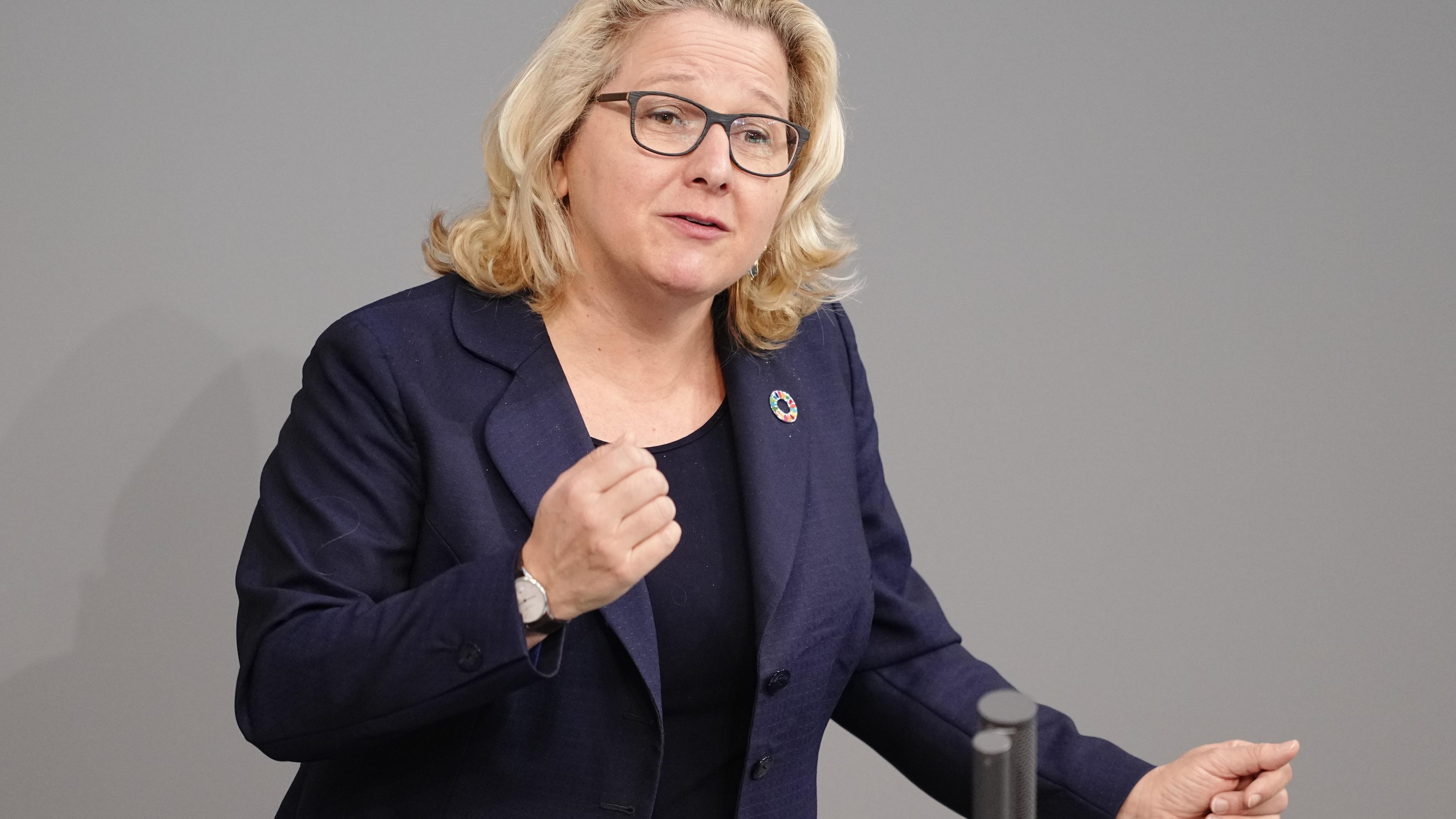 Svenja Schulze (SPD), Bundesministerin für wirtschaftliche Zusammenarbeit und Entwicklung, spricht bei der Sitzung des Bundestags zu den Abgeordneten.