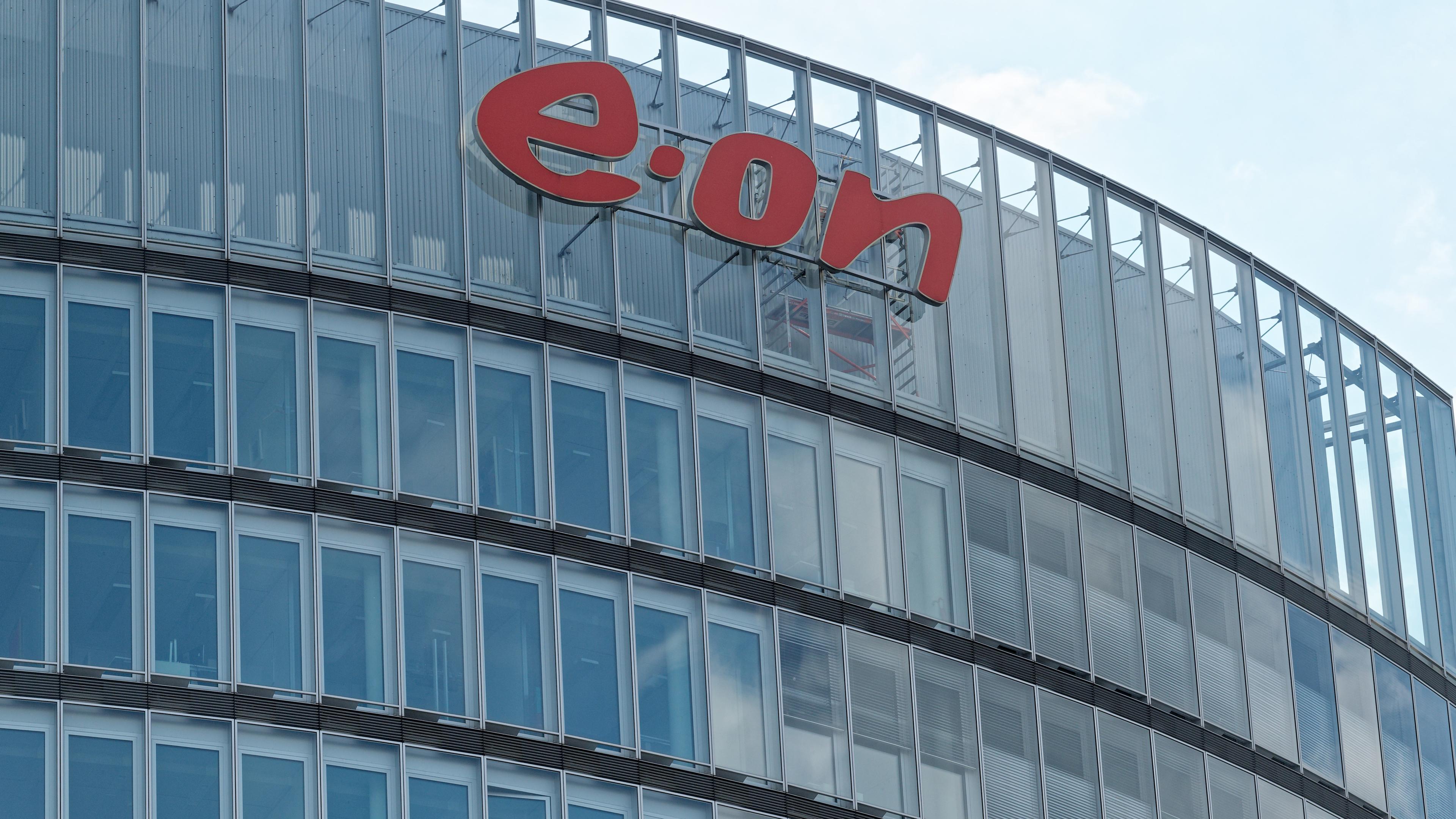 Das Firmenlogo ist an der Fassade des Hauptgebäudes des Energiekonzerns Eon zu sehen.