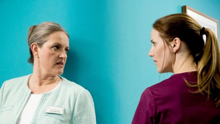 Pflegedienstleiterin Mechthild Puhl (Sybille J. Schedwill, li.) und Schwester Betty (Bettina Lamprecht, re.) sind wieder einmal nicht einer Meinung.