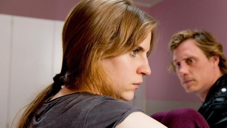 Tamás (Patrick Kalupa) versucht Karla (Marie Meyer) klarzumachen, dass er eine feste Freundin hat.