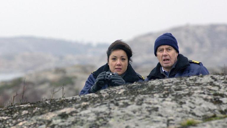 Paula (Pamela Cortes Bruna, l.) und Mellberg (Lennart Jähkel, r.) beobachten einen potenziell Verdächtigen.