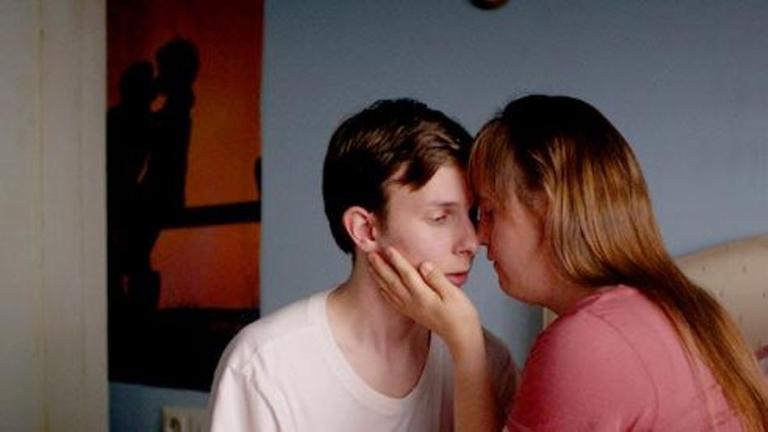 Nicole (Carina Kühne) liebt den Nachbarsjungen Nick (Florian Appelius).
