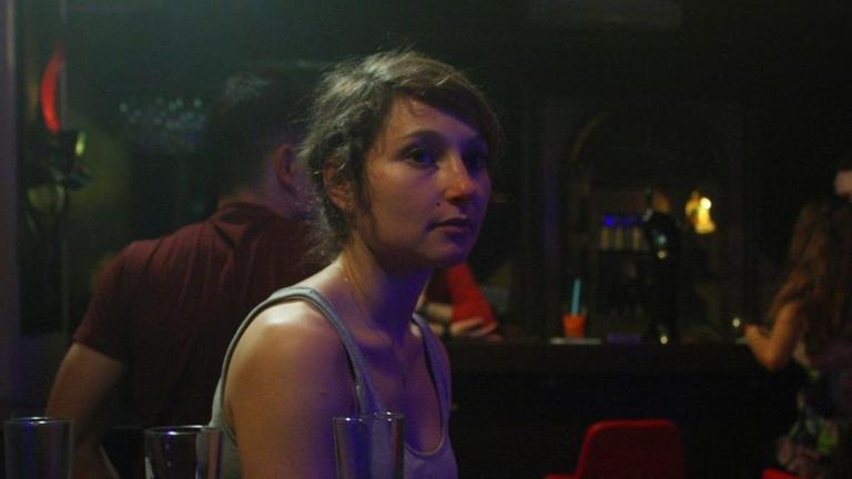 Irina (Janina Elkin) vergisst in einer Istanbuler Bar für einen Moment ihre schwierige Situation.