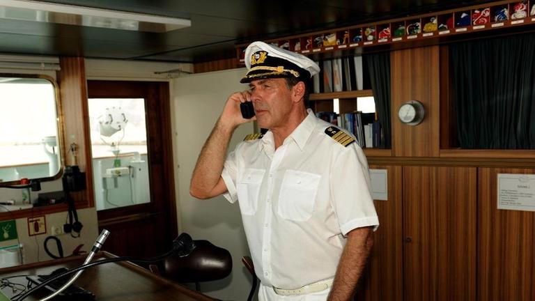 Victor Burger (Sascha Hehn) fühlt sich direkt wohl in seiner neuen Rolle als Kapitän.