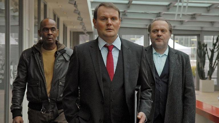 Kommissar Axel Richter (Pierre Sanouss-Bliss, l.) Martin Hellinger (Devid Striesow, m.) und Hauptkommissar Richard Voss (Jan-Gregor Kremp, r.)