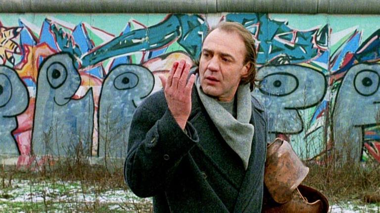 Damiel (Bruno Ganz) gibt sein Engelleben auf, um Farbe und Geschmack erleben zu können.