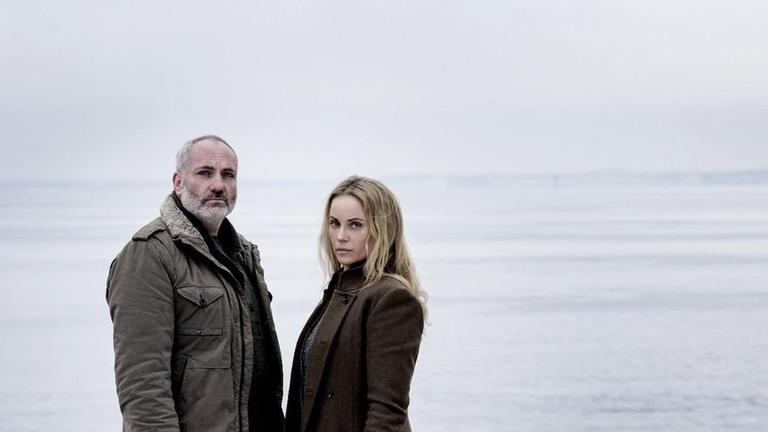 Martin Rohde (Kim Bodnia,li.), Saga Norén (Sofia Helin,re.)