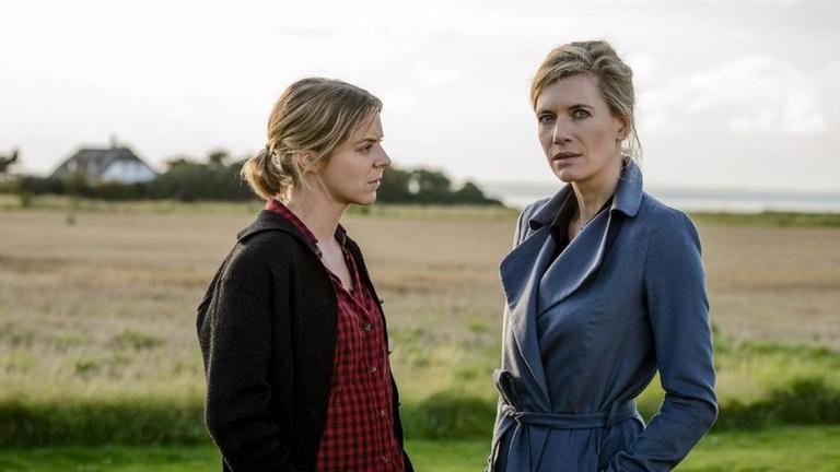 Maike Harms (Bernadette Heerwagen, li.), Bettina Halbach (Ina Weisse, re.)