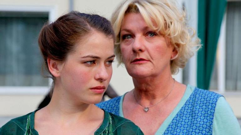 Rosaria (Henriette Confurius, li.) und Therese Wieser (Saskia Vester, re.)