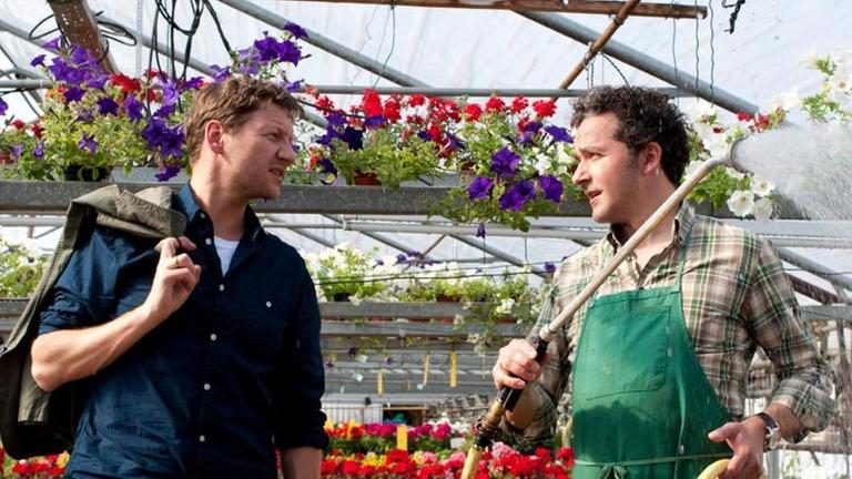 Anton Wölk (Thomas Unger, l.) befragt den Gärtner Ludwig Weber (Fritz Barth, r.).