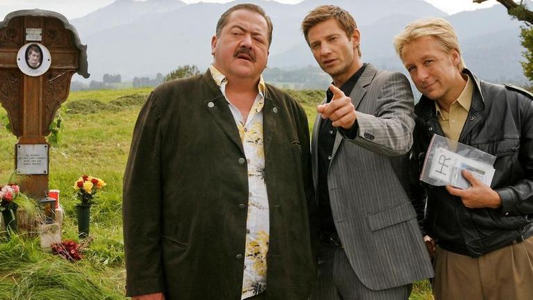 Für Korbinian Hofer (Joseph Hannesschläger, li.), Sven Hansen (Igor Jeftic, mi.) und Michi Mohr (Max Müller, re.) ergibt sich eine erste heiße Spur.