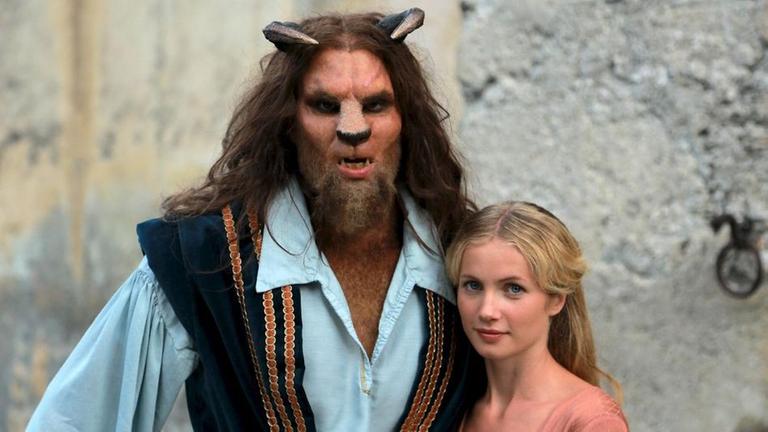 Die Schöne (Cornelia Gröschel) und das Biest (Maximilian Simonischek)