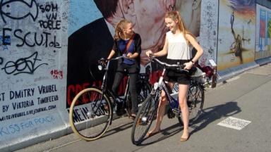 Anna (li.) und Claire (re.), Berliner Abiturientinnen, auf Entdeckungstour an der Berliner Mauer im August 2012.