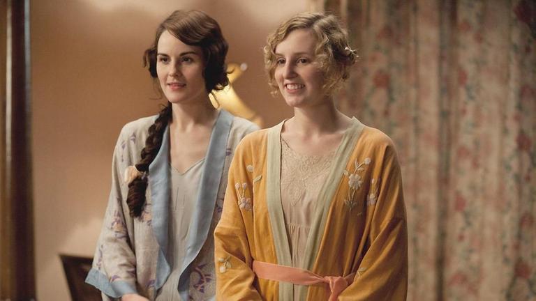 Auch Mary (Michelle Dockery, l.) und Edith (Laura Carmichael) freuen sich über den Nachwuchs auf Downton.