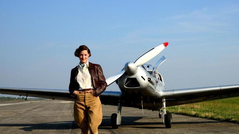 Vicky Krieps spielt die legendäre Pilotin Elly Beinhorn (1907 - 2007).