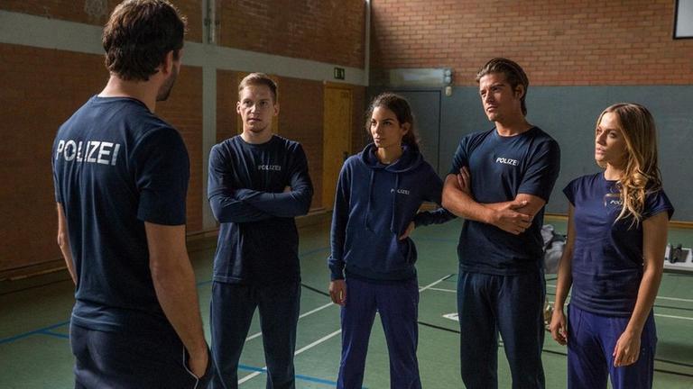 Nikolas Heldt (Kai Schumann, li.) bittet seine Schüler zum "Tanz".