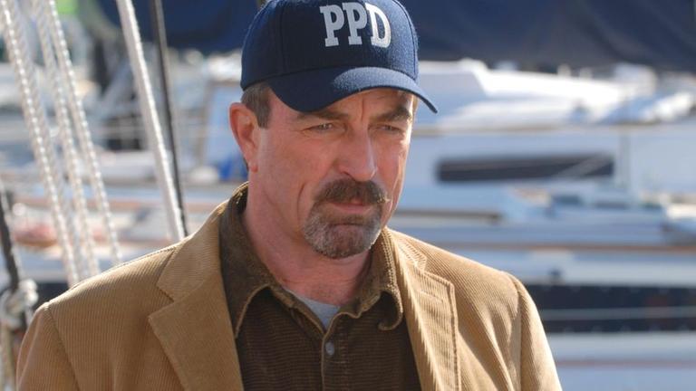 Chief Stone (Tom Selleck) im Yachthafen von Paradise.