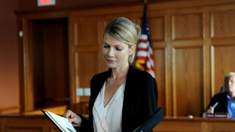 Anwältin Alicia Charles (li: Ursula Karven) spricht sich dafür aus, dass Linus' Patenonkel das Sorgerecht erhält.