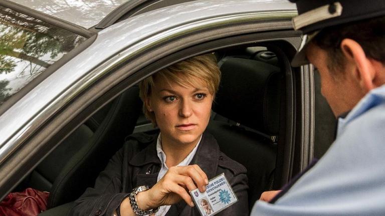 Kommissarin Winnie Heller (Lisa Wagner, li) ermittelt in einem Mordfall in Wiesbaden. Polizist Wismut(Thomas Loibl, re) würde lieber mit ihr flirten.