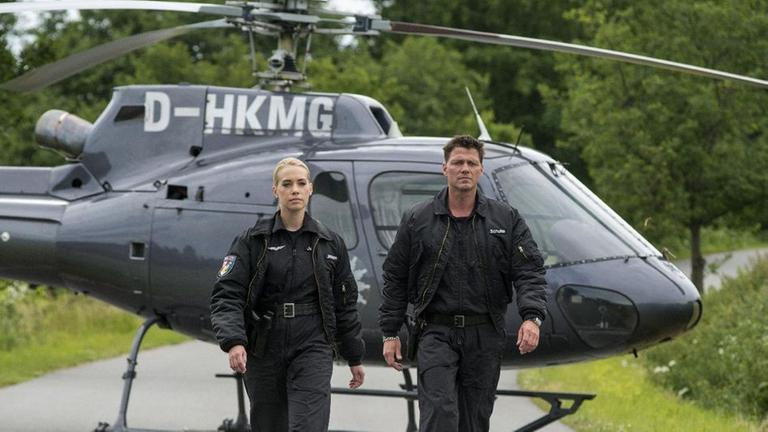 Jette Jessen (Lara-Isabelle Rentinck, li.) und Hannes Schulte (Björn Bugri, re.)