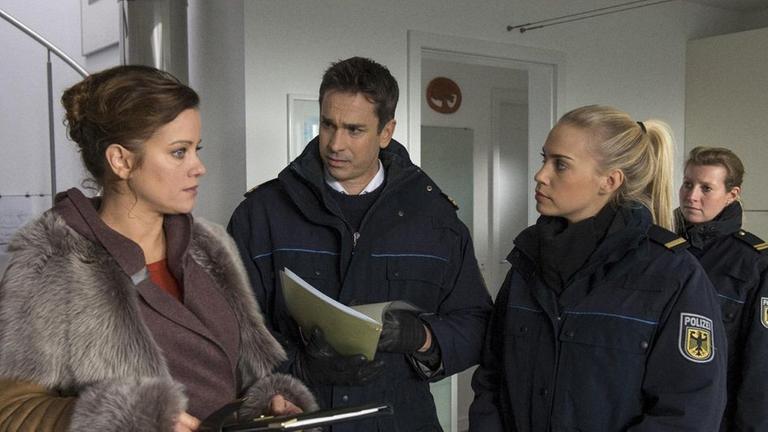 Können die Papiere, die Ilka (M. Baumeister, li.) Pia Cornelius (L. Rentinck) und Thure Sander (M. Lubowski, l.) zeigt, ihre Unschuld beweisen?