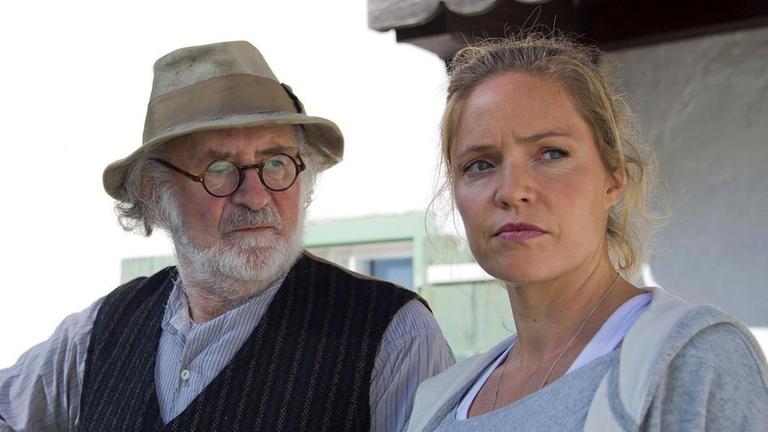 Lena Lorenz (Patricia Aulitzky) und ihr Großvater Leopold (Fred Stillkrauth) wollen den Hof auf keinen Fall an Huber verkaufen.