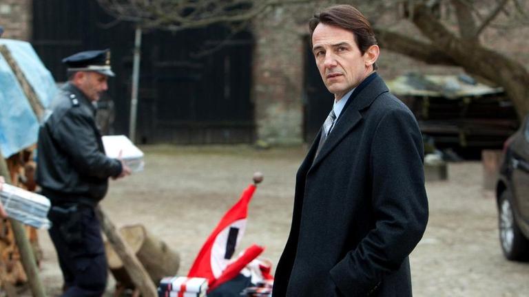 Oliver Radek (Hans-Werner Meyer) und seine Kollegin auf der Suche nach der Vermissten Sophie Neumann.