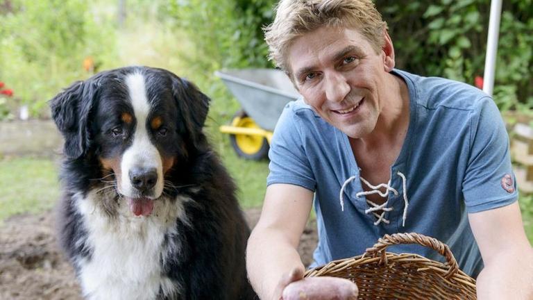 Fritz Fuchs (Guido Hammesfahr) und Hund Keks sind begeistert: Die Kartoffelernte fiel hervorragend aus.