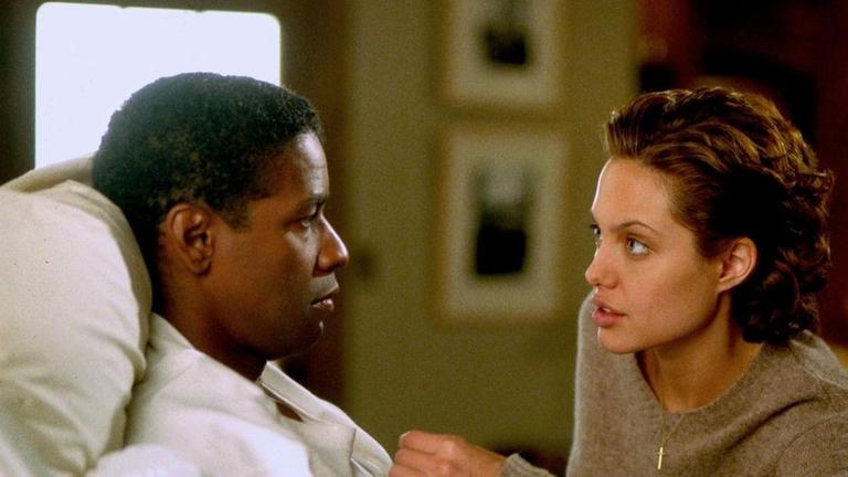 Ein ungleiches Team: Der querschnittsgelähmte Ex-Detective Lincoln Rhyme (Denzel Washington) und die Ermittlerin Amelia Donaghy (Angelina Jolie).